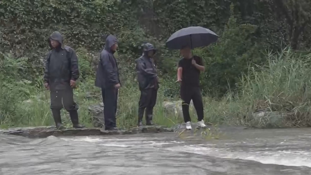闻汛而动丨房山迎来中到大雨 11943人在岗备勤
