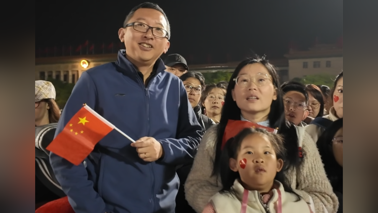 一年级萌娃来到北京天安门广场打卡升旗仪式