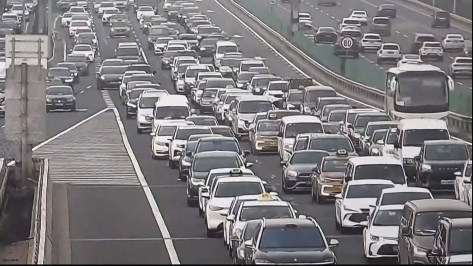 晚高峰交通压力突出 停车避雨请选择安全合法停车位