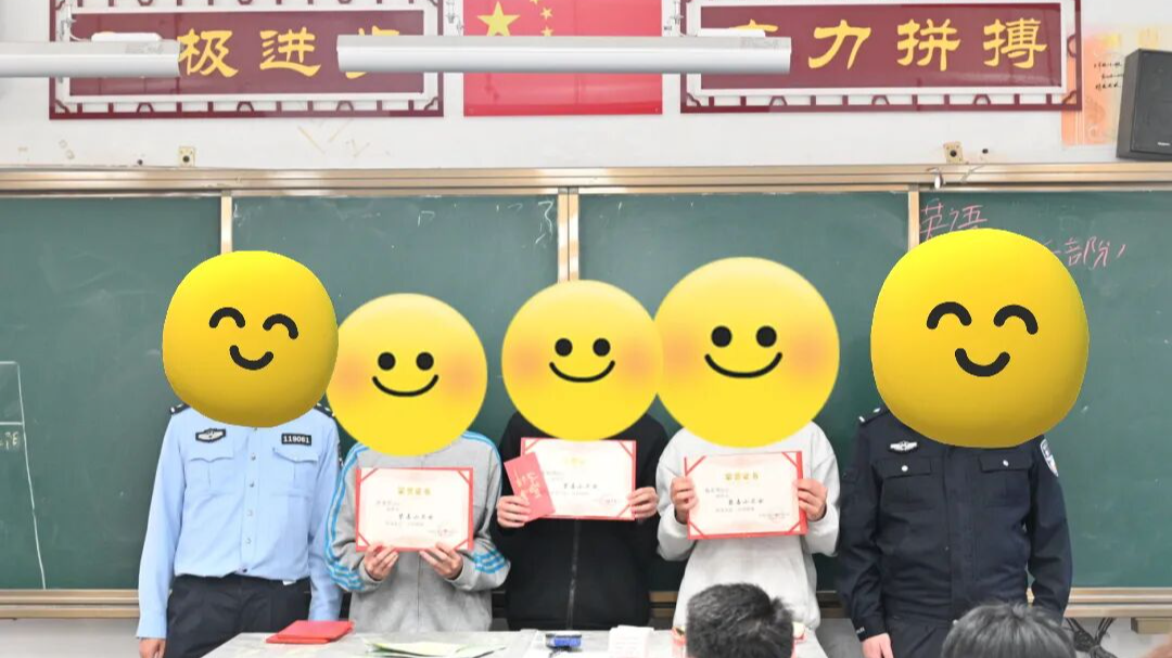 河边男子步态诡异，几名学生直接报警