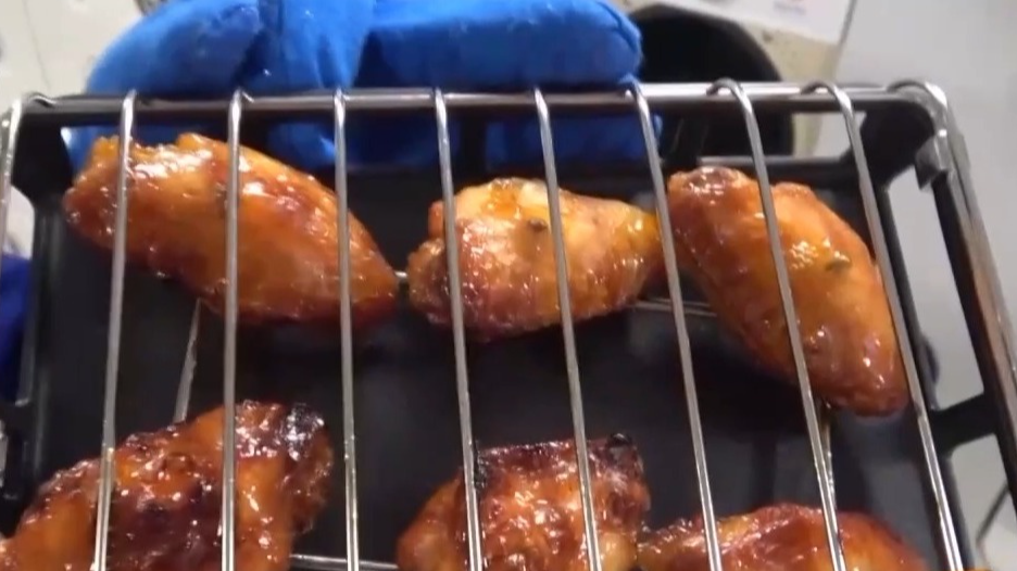 视频丨加餐吃宇宙级烤翅 航天员揭秘“太空烧烤”细节:香味四溢! 视频丨加餐吃宇宙级烤翅 航天员揭秘“太空烧烤”细节:香味四溢!