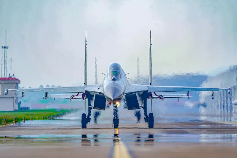 高清大图来了 沉浸式看海军战机空战对抗训练