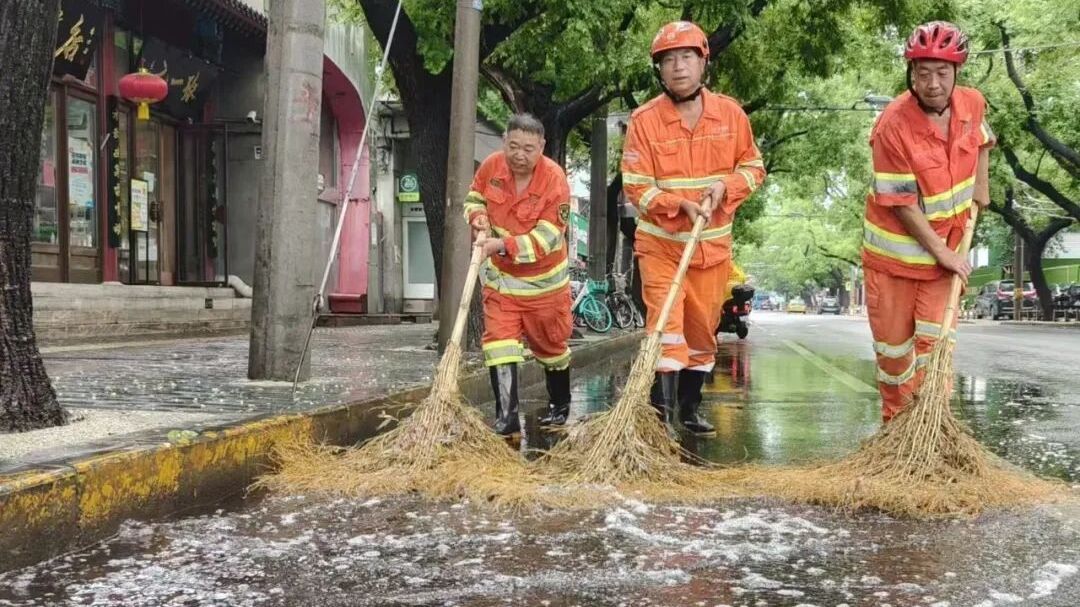 西城环卫闻汛必“行” 见“速”见“净”——雨中作业不停歇