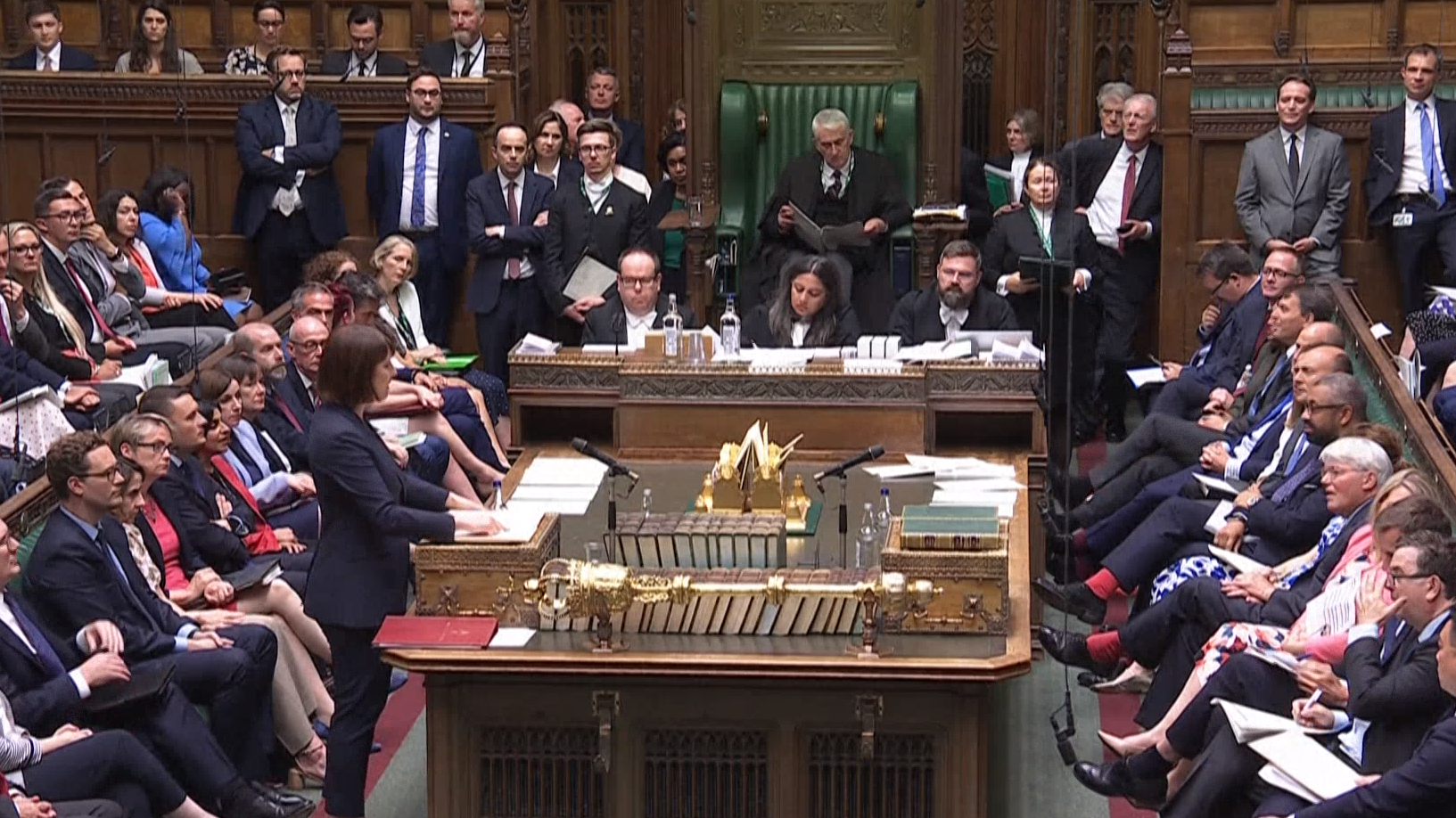 英国财政大臣：上届政府留下220亿英镑财政亏空