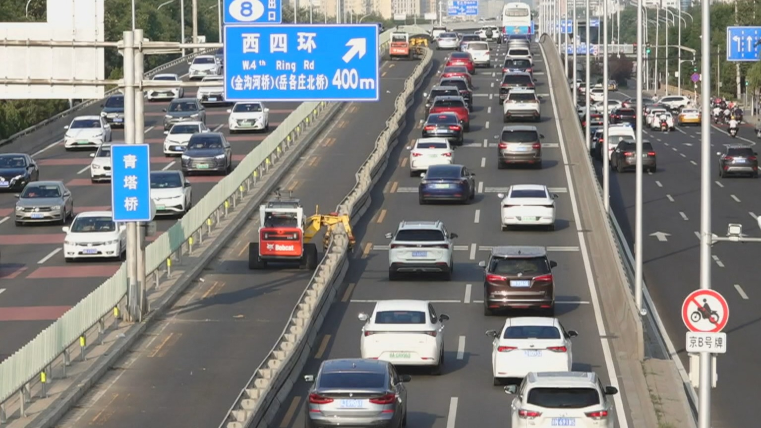 外国博主拍摄莲石路潮汐车道火出圈