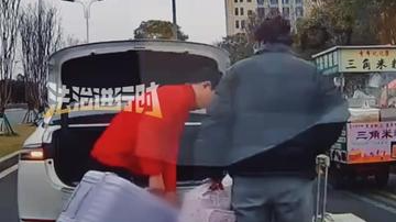 女子打网约车下车后没关车门 司机帮拿行李后也未发觉 上车径直离开