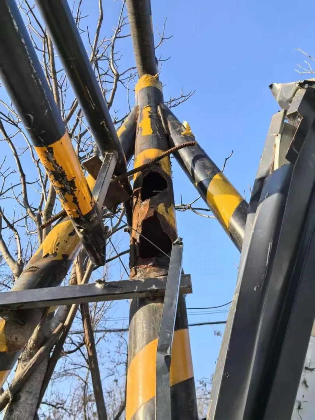 限高杆撞变形了？莫让最美乡村路成危险公路