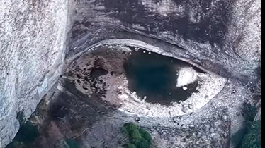 震撼！雁荡山大龙湫水位下降形似“巨龙之眼”