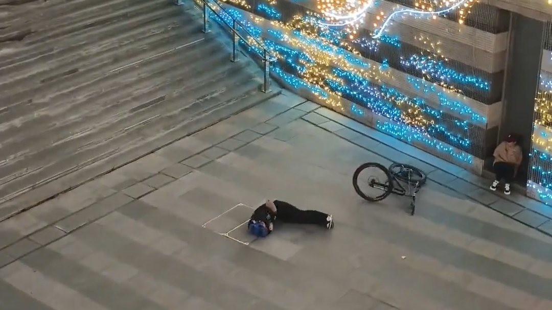 辽宁沈阳铁西广场 一男孩骑着车向下俯冲翻滚摔倒滚下台阶倒地不起 辽宁沈阳铁西广场 一男孩骑着车向下俯冲翻滚摔倒滚下台阶倒地不起