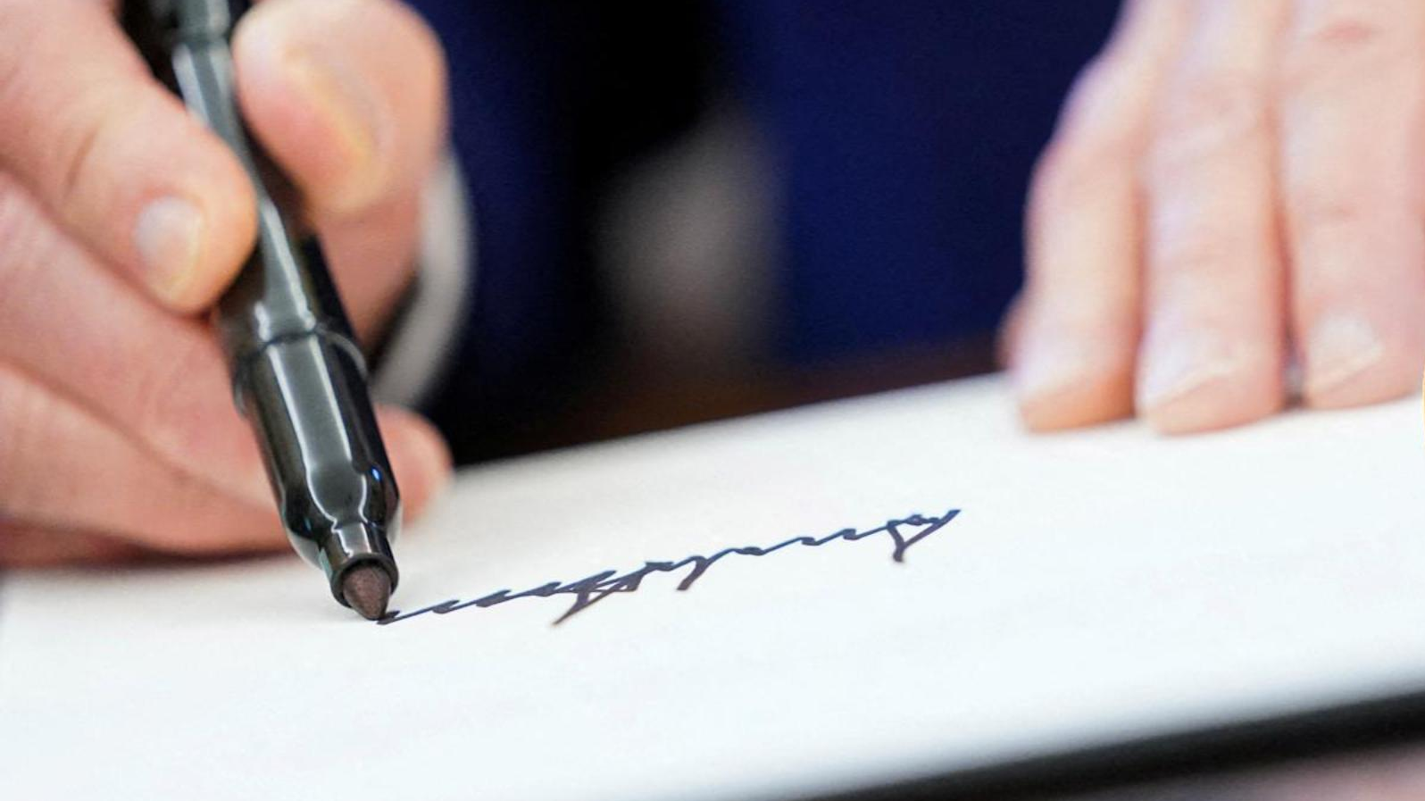 挤掉司库 特朗普签名要被印在美钞上？