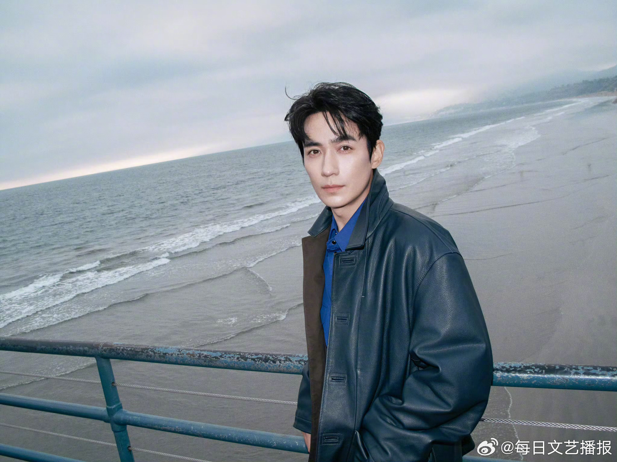 朱一龙 又出大片啦！这是哪片海？冷冷的风，酷酷的脸又帅出新风格～
