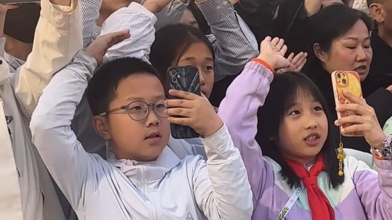 北京天安门广场升旗仪式上 观礼群众自发齐唱国歌尽显爱国情怀 北京天安门广场升旗仪式上 观礼群众自发齐唱国歌尽显爱国情怀