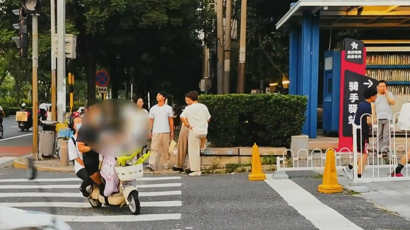 电动自行车加装前置座椅暗藏风险 儿童需载在后座 电动自行车加装前置座椅暗藏风险 儿童需载在后座