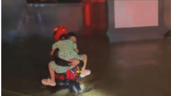 北京密云强降雨引发山洪 消防肩扛手抬连夜救援