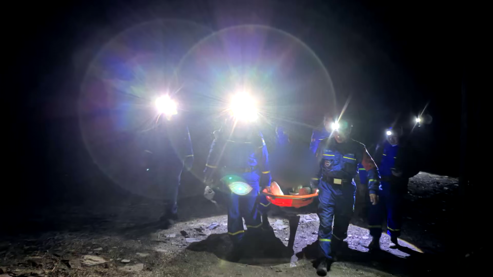 相约攀爬野山 3人迷路被困 相约攀爬野山 3人迷路被困