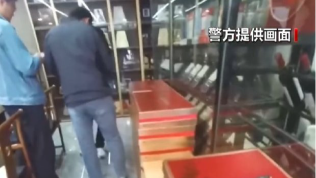 案值超5亿!海关揭秘团伙“蚂蚁搬家”式走私高档酒 案值超5亿!海关揭秘团伙“蚂蚁搬家”式走私高档酒