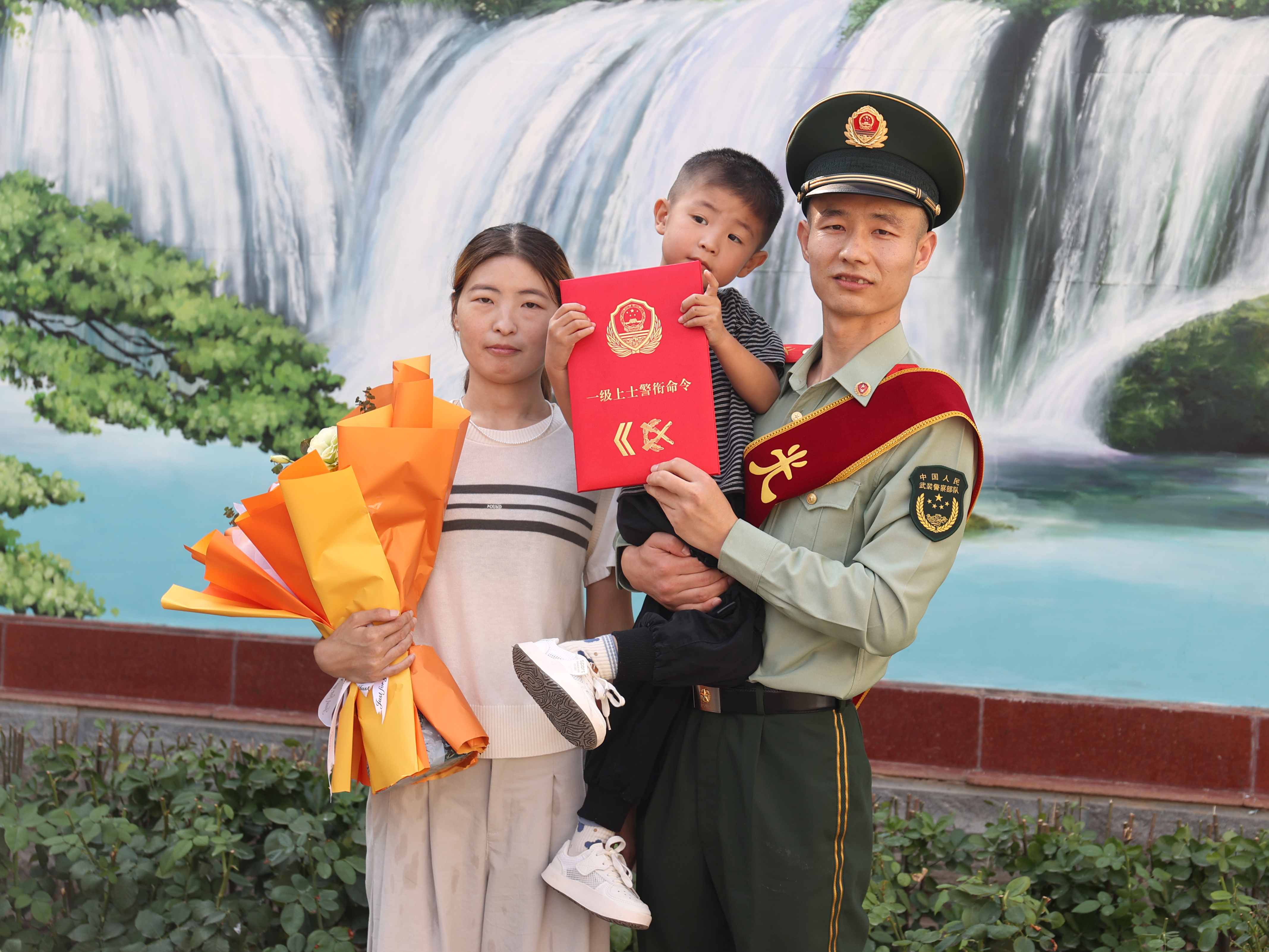 荣耀授衔,亲情见证——武警官兵举行新晋中级士官授衔仪式 荣耀授衔,亲情见证——武警官兵举行新晋中级士官授衔仪式