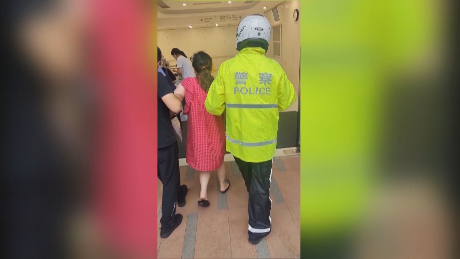 暖心！交警雨中护送临盆孕妇_北京时间