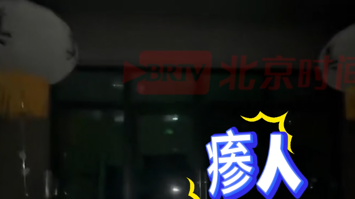 江苏盐城一小区业主办白事，在单元门挂白灯笼、摆花圈引发邻居不适。