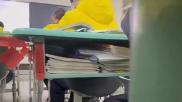 学生在课桌中间贴春联，独特视角拍出“走街串巷”年味