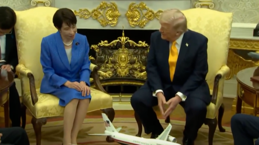 高市早苗逞强说英语磕磕绊绊,特朗普:这里有优秀的口译 高市早苗逞强说英语磕磕绊绊,特朗普:这里有优秀的口译