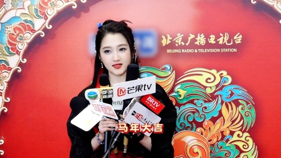 探班现场捕捉一只拜年晓彤，马年祝福请查收！