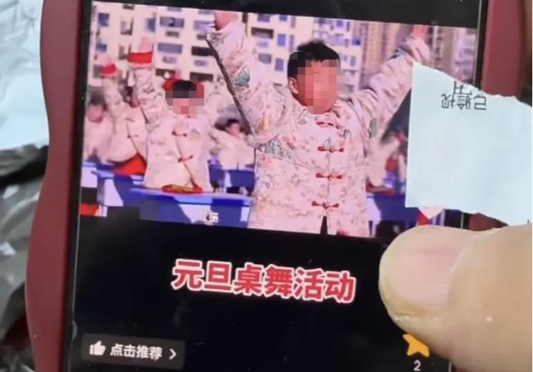 家长网购40套演出服退回28套 商家：曝光后校方愿意回购这批服装