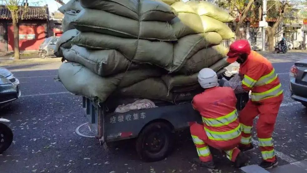 落叶是秋天的诗，他们是无名的城市美容师~