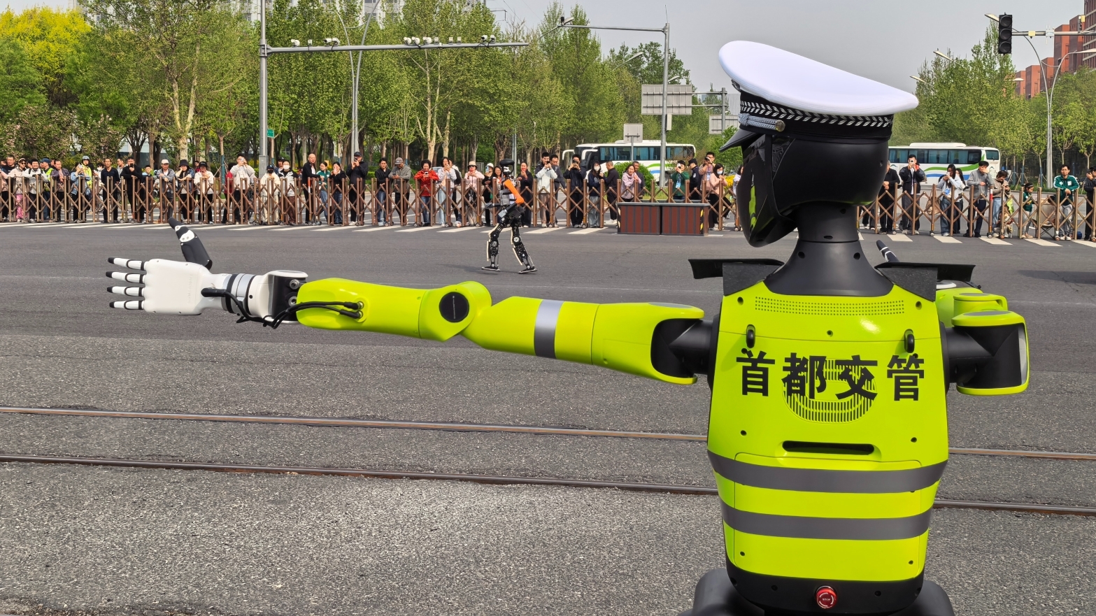 首都特殊交警“天轶”火了!真人做“师父”,十几天“速成”! 首都特殊交警“天轶”火了!真人做“师父”,十几天“速成”!