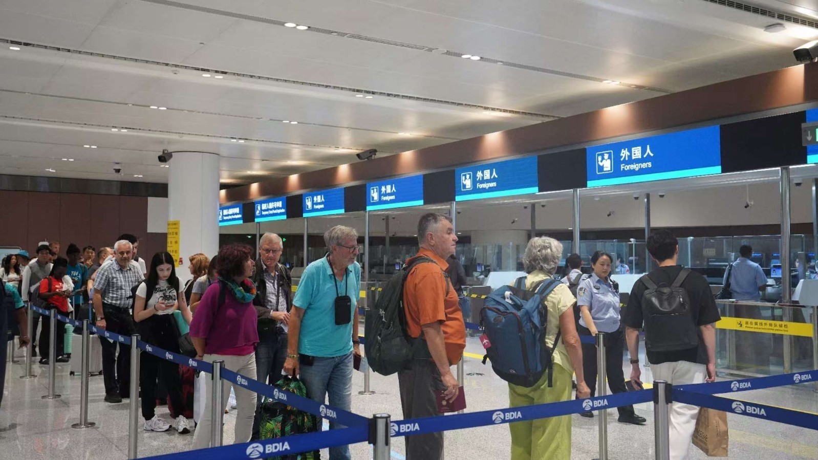 突破300万人次!北京大兴机场口岸 本年度出入境人员数量攀升 突破300万人次!北京大兴机场口岸 本年度出入境人员数量攀升