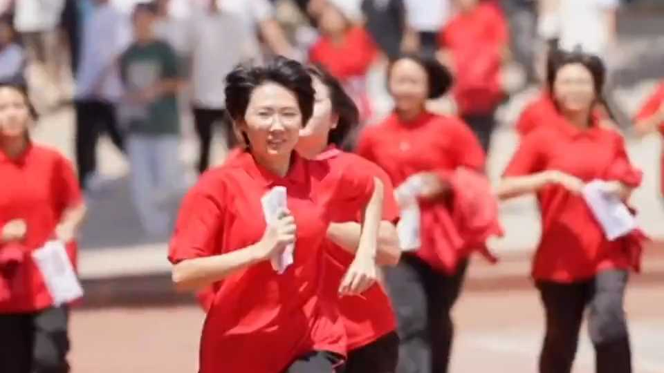 张桂梅致女孩们的一封信:姑娘们不必活在别人定义里 张桂梅致女孩们的一封信:姑娘们不必活在别人定义里