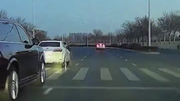 白车超车时突然失控，驶向对向车道后发生事故