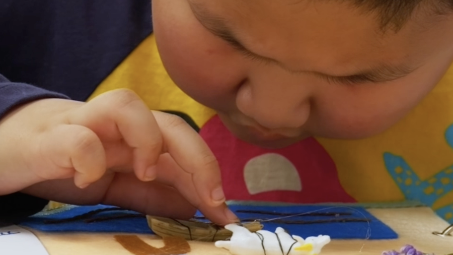 他们用指尖 “读” 世界,这本触摸书,藏着给视障儿童的温柔 他们用指尖 “读” 世界,这本触摸书,藏着给视障儿童的温柔