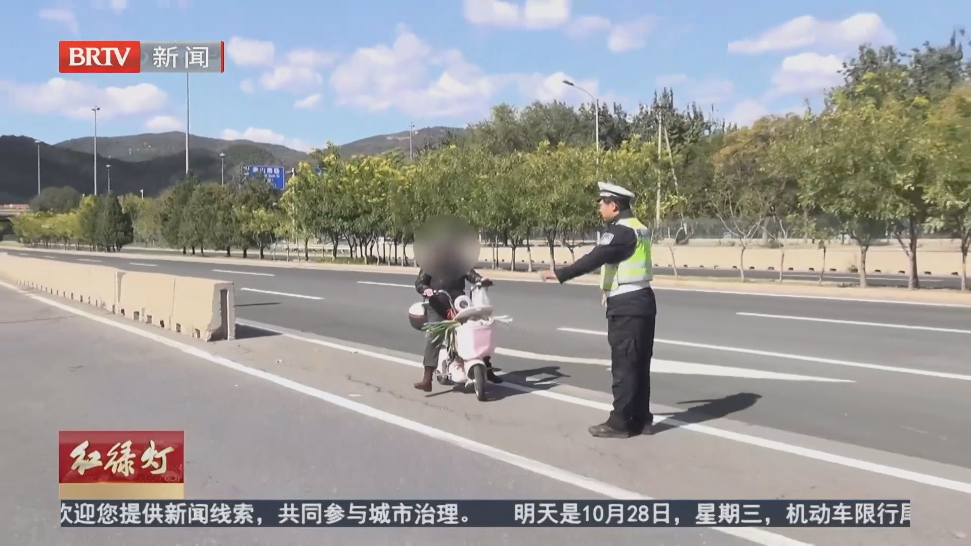 骑车人为省十几米 冒险闯机动车道