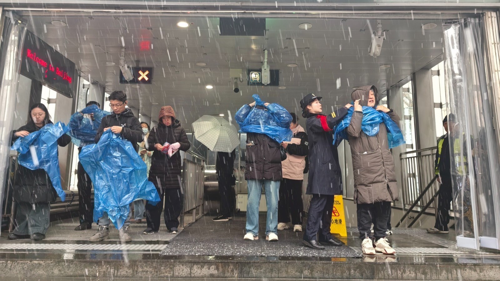 免费送雨衣已持续20年!北京地铁一直坚持的便民服务 免费送雨衣已持续20年!北京地铁一直坚持的便民服务