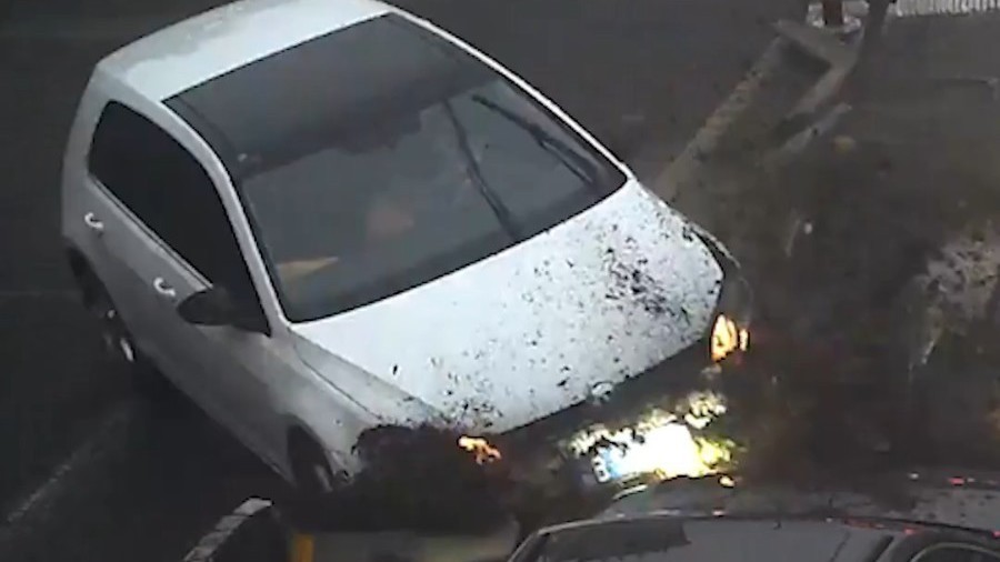 对着护栏就过来了！司机：“吃了感冒药”