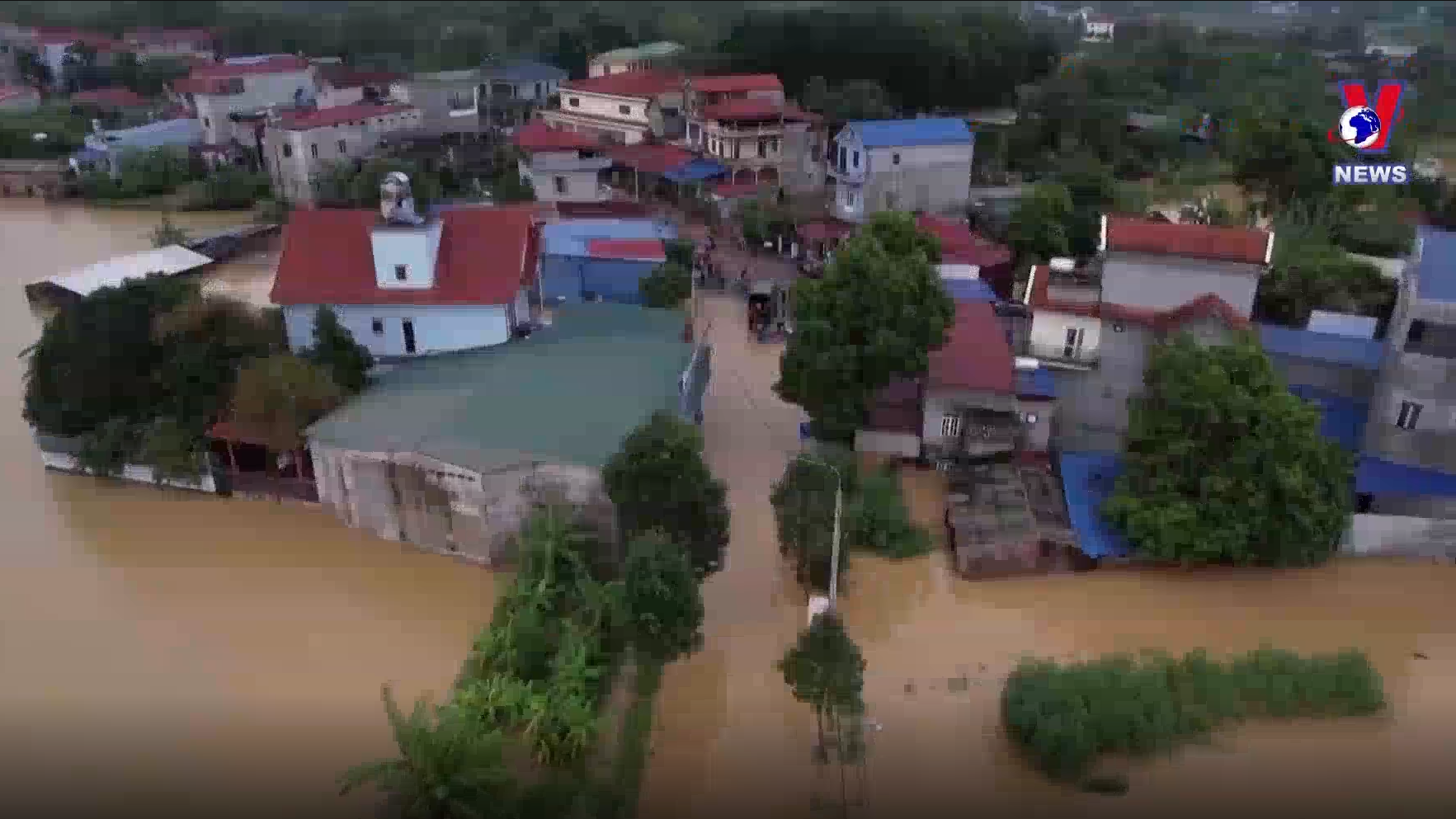 越南多地开展灾后清理和救治工作 越南多地开展灾后清理和救治工作