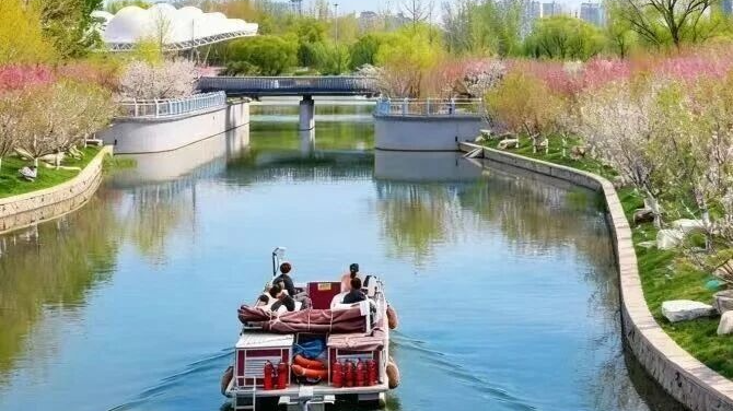 花开京城万物新｜一船春色两岸花开，来亮马河找春天