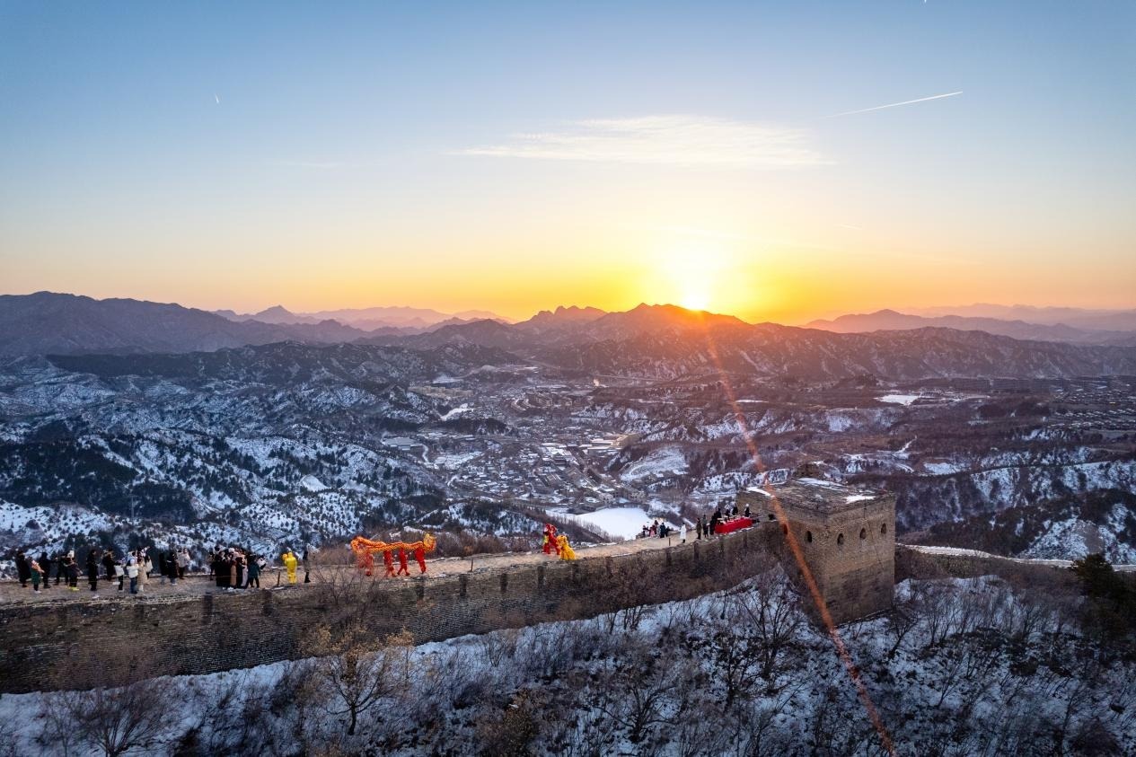 白天，登临司马台长城，在长城落日告别式中深情告别2024年。