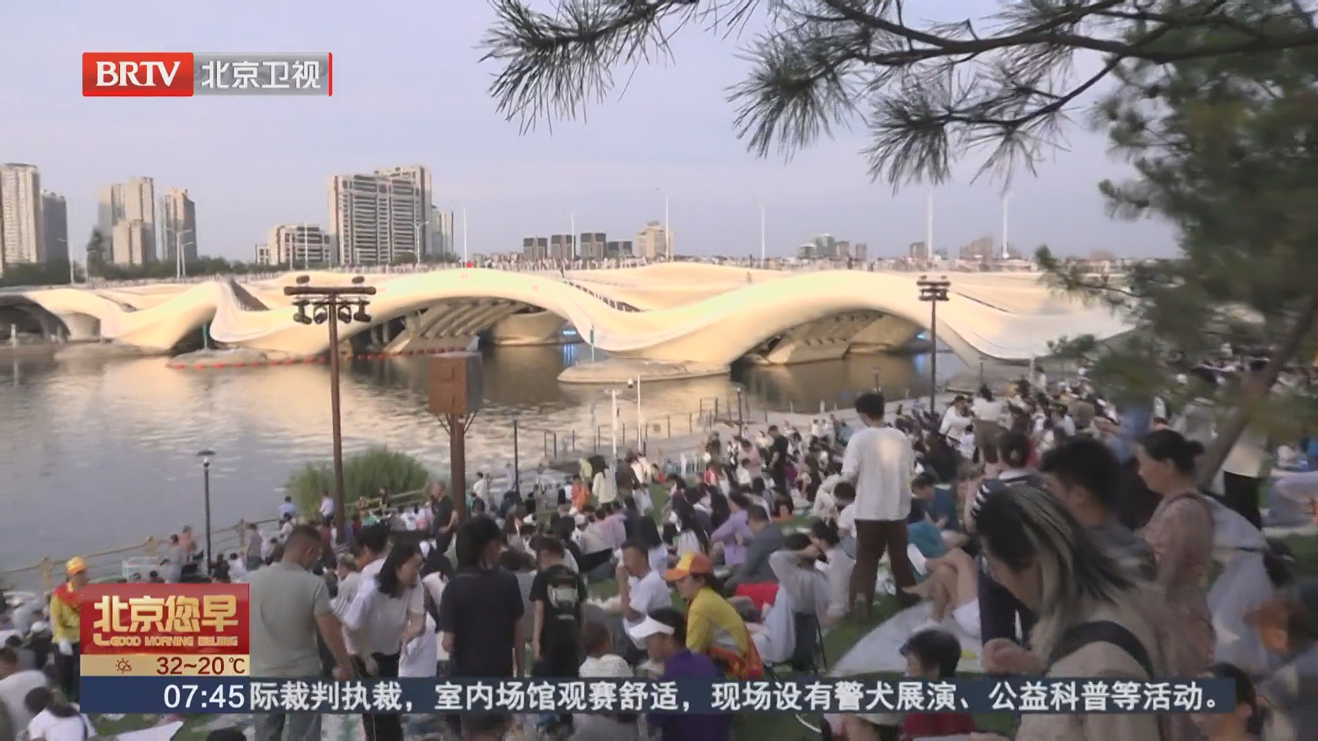 万人齐聚大运河 240米水上金龙惊艳通州水岸