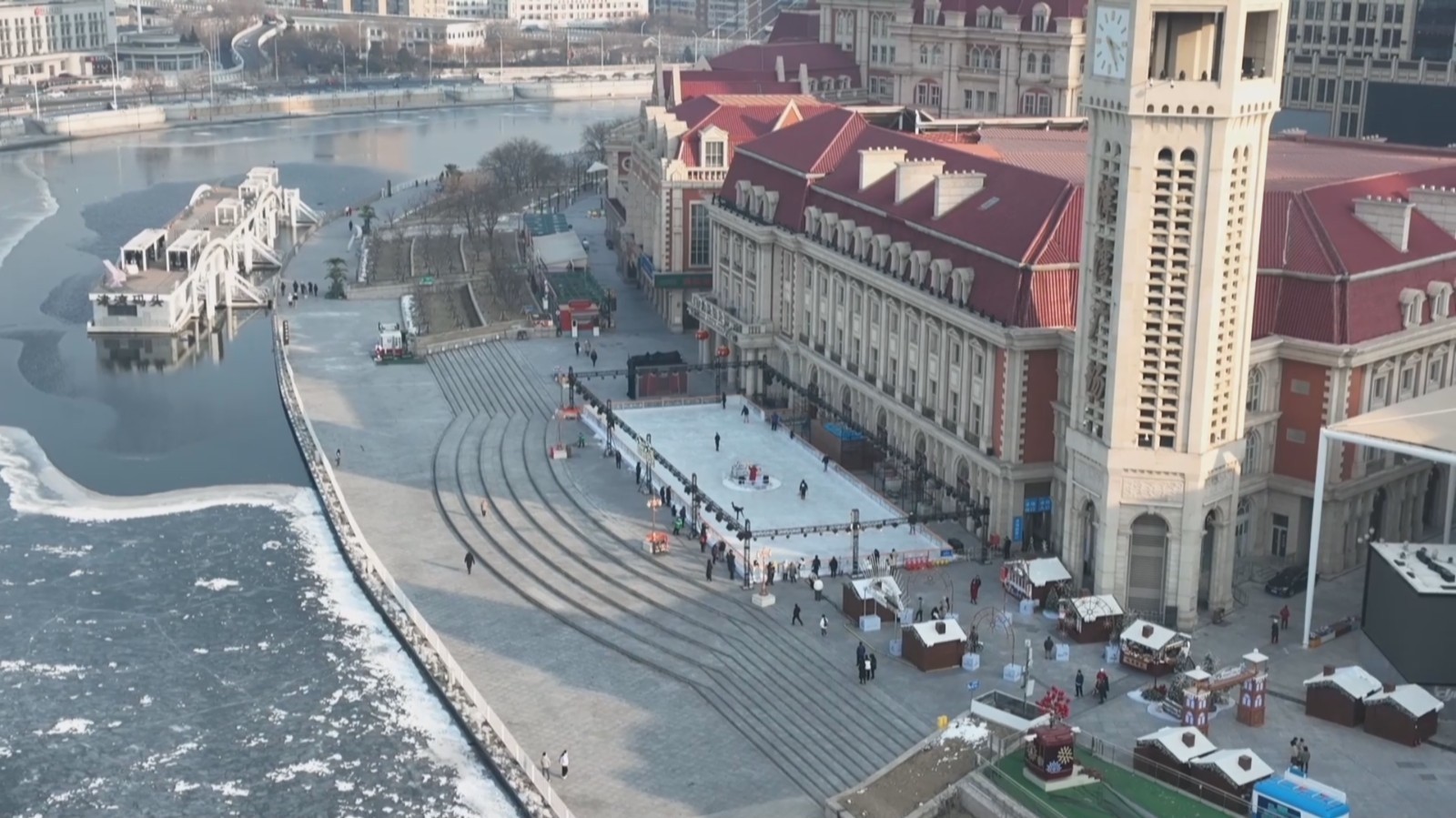 “冰雪热”遇上中国年 “圈粉”中外游客 “冰雪热”遇上中国年 “圈粉”中外游客