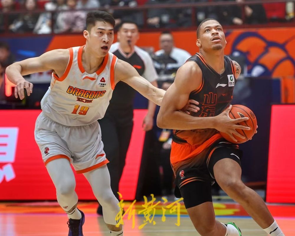 山东男篮战胜江苏男篮,新外援约翰逊首秀得到8分 山东男篮战胜江苏男篮,新外援约翰逊首秀得到8分