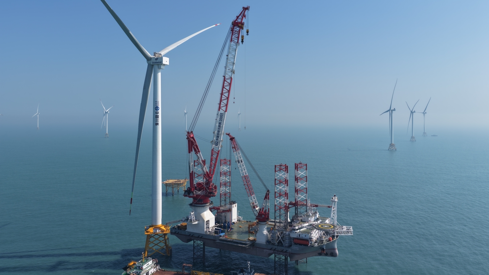 全球首台20兆瓦风机在福建海域吊装