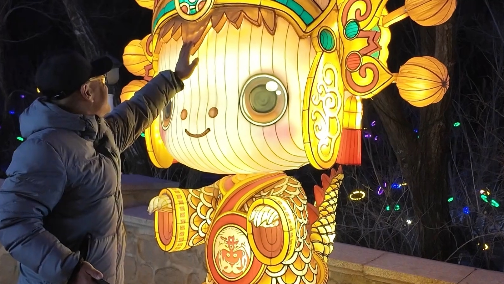 赛博灯会点亮欧式古堡 密云长城脚下年味正浓