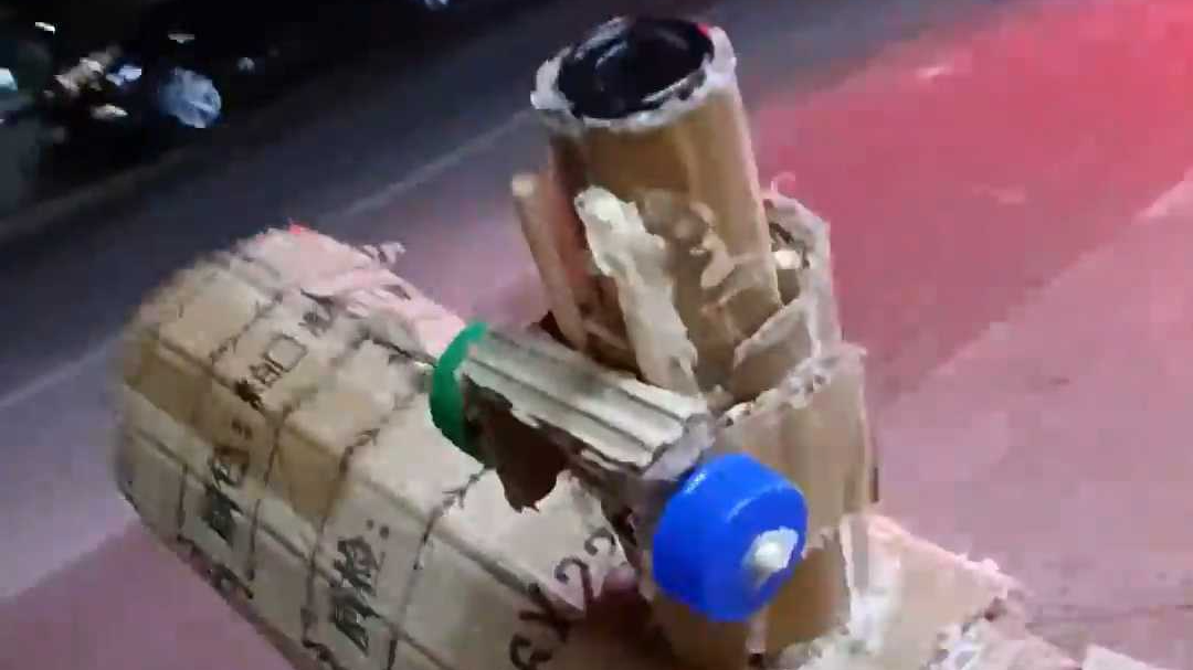 “小孩哥”自制天文望远镜看到月球陨石坑