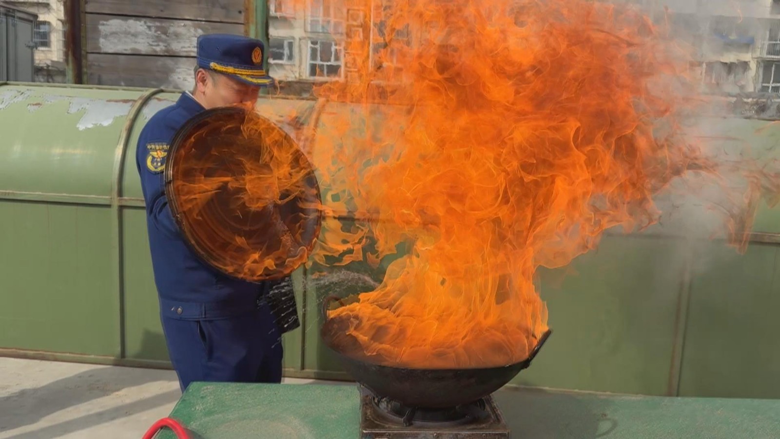 油锅着火你会正确灭火吗？盖锅盖、扔菜叶 这些方法管用吗？