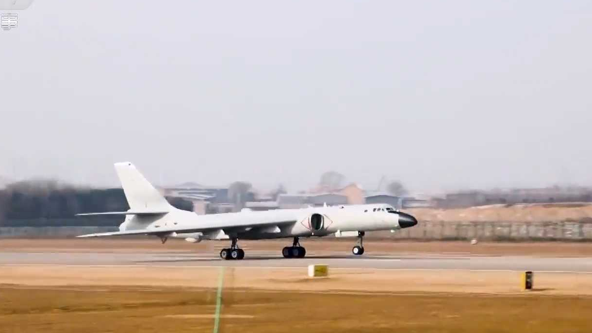 震慑力满满！“战神”轰-6K编队大象漫步