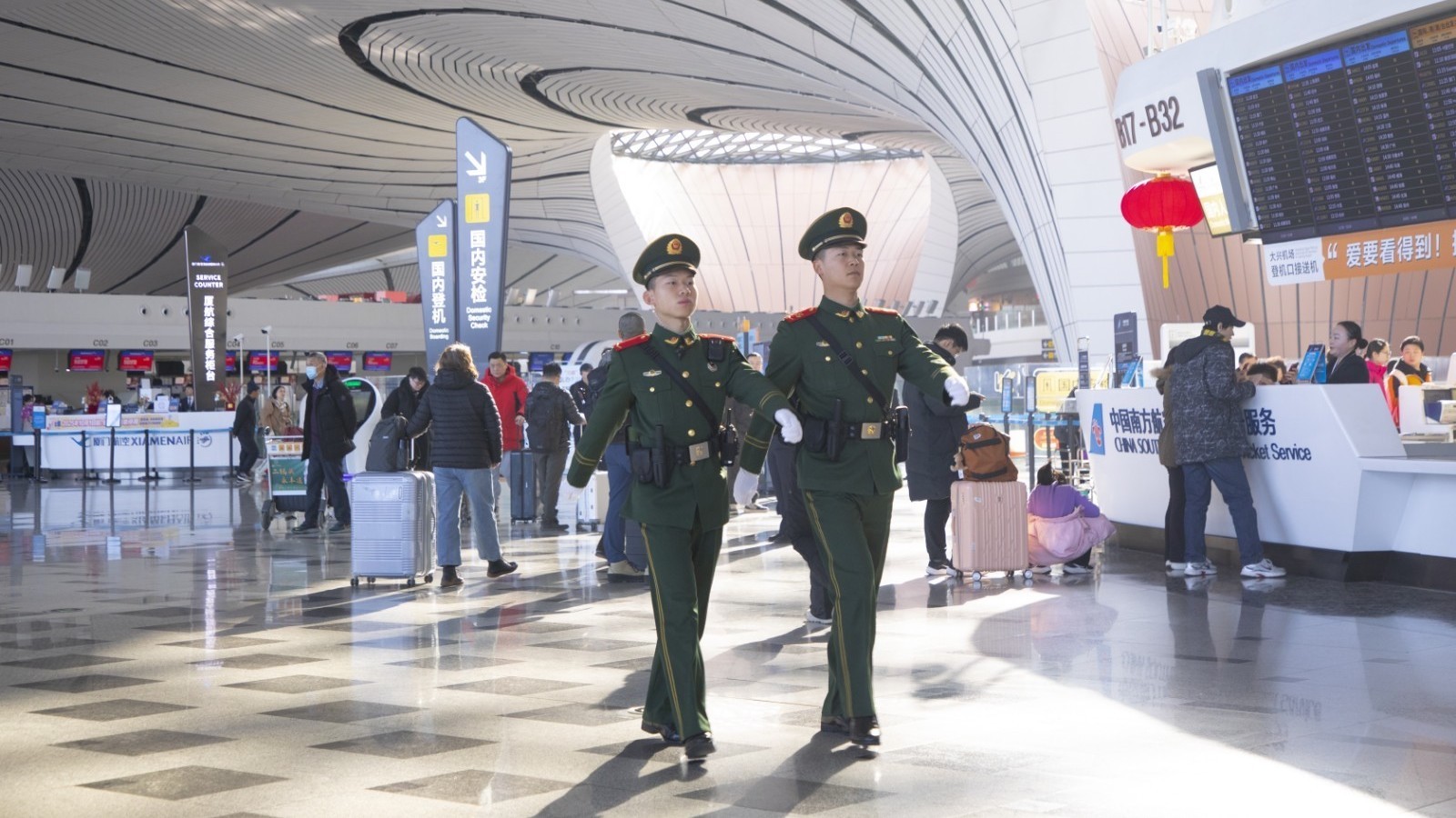 ​春运启幕，武警护航回乡路