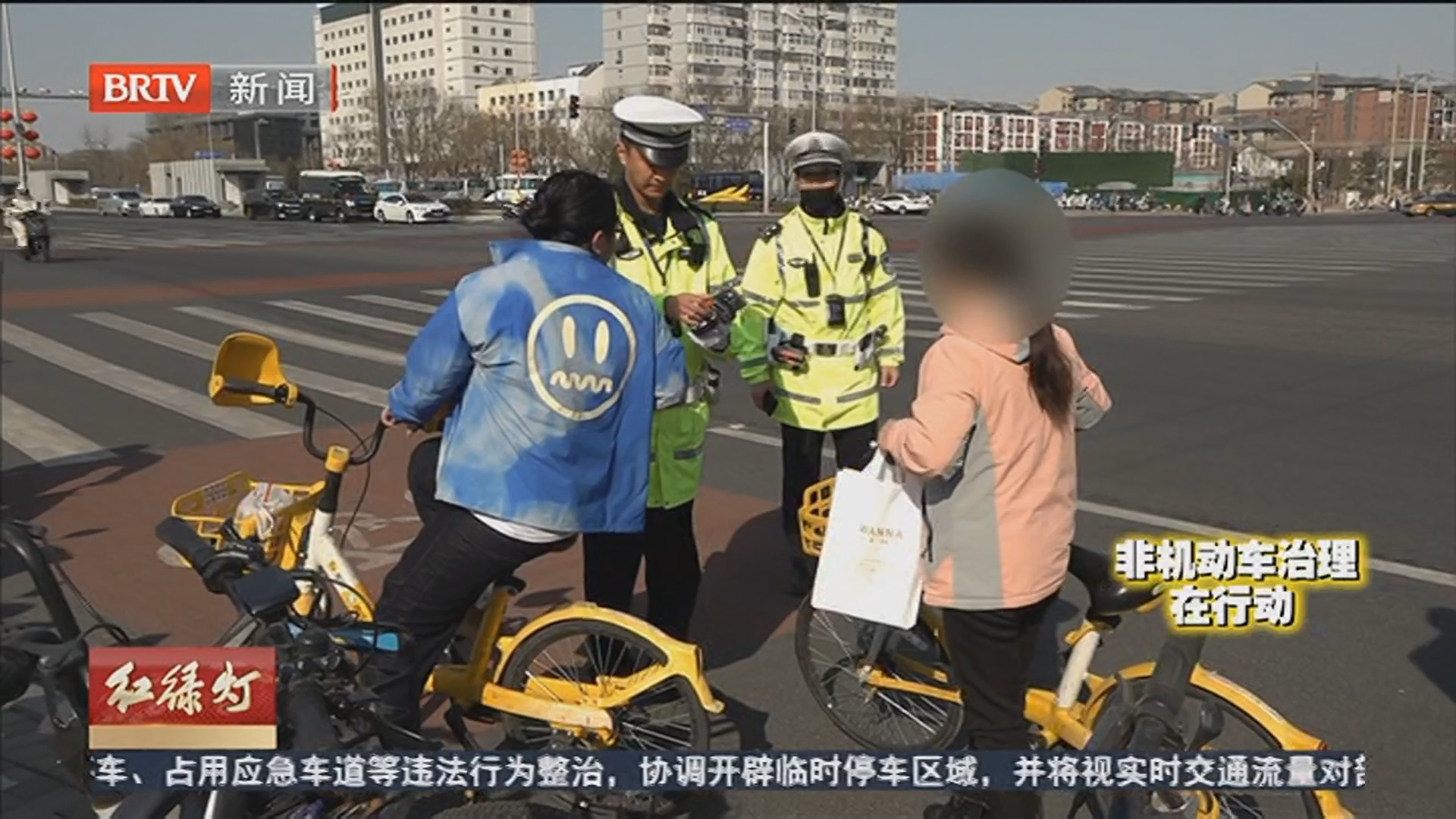 逆行骑车人接连被拦 民警边纠正边普法