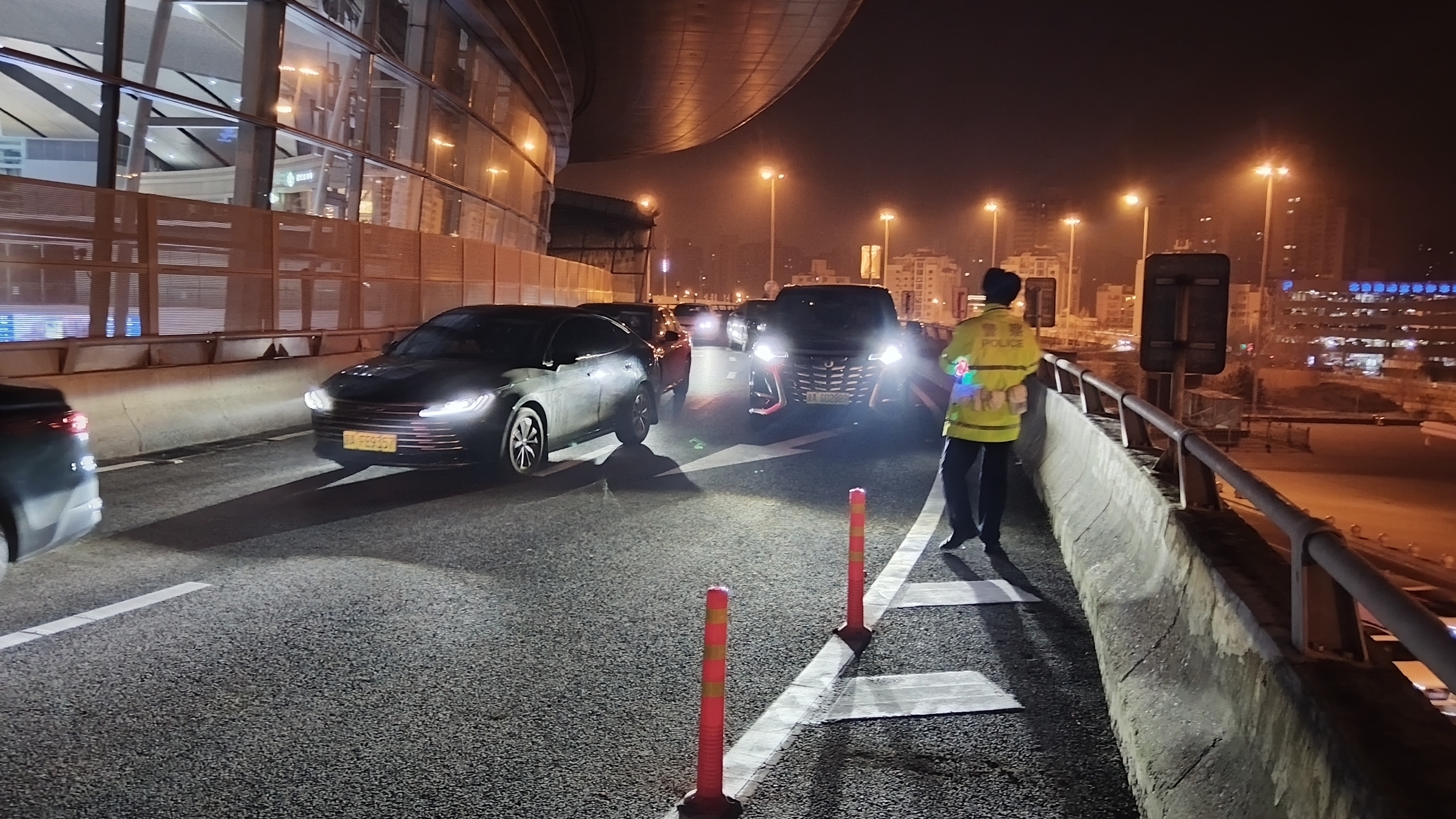 送站不再“西进东出”!北京南站二层东、西落客平台今起贯通 送站不再“西进东出”!北京南站二层东、西落客平台今起贯通